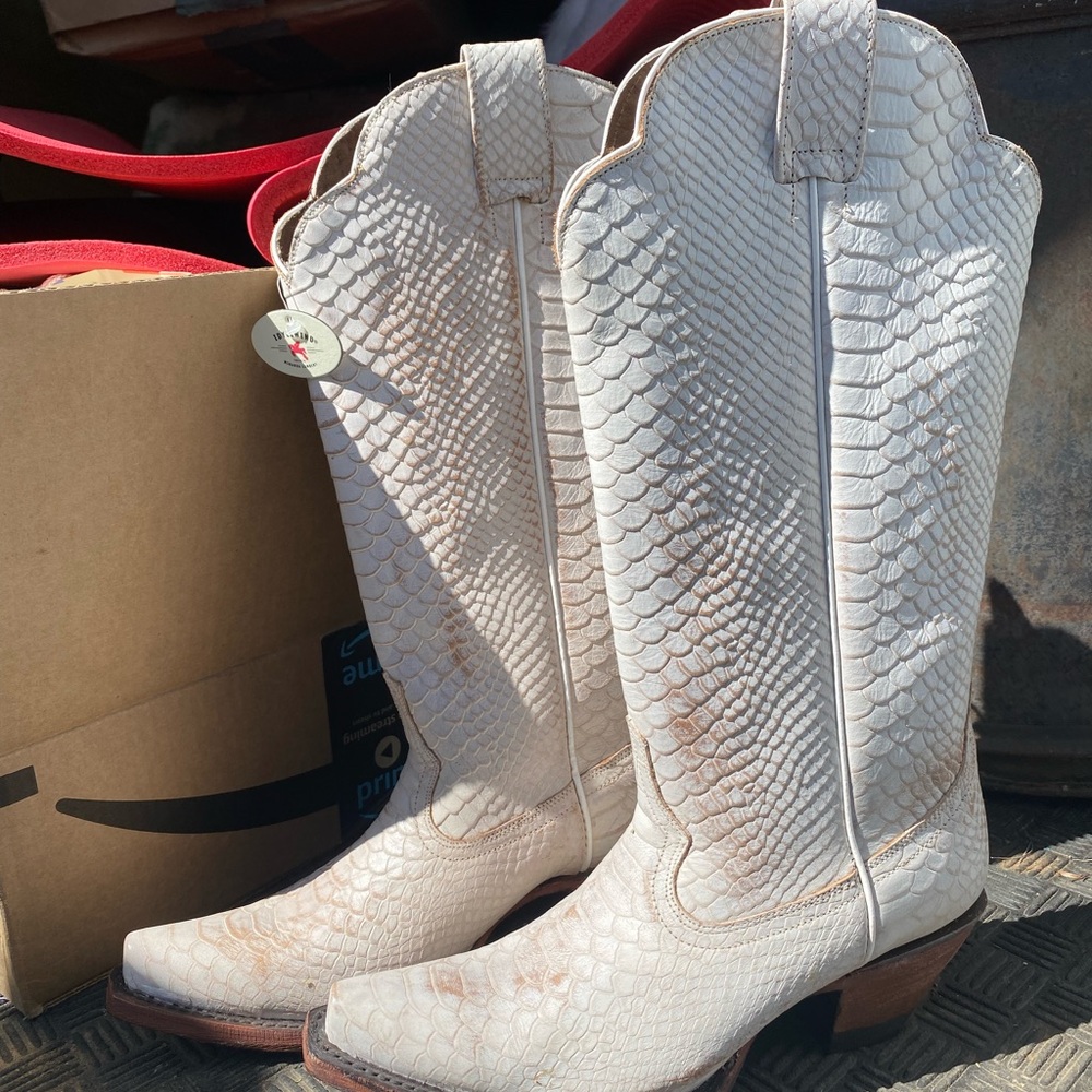 Idyllwind Cream Heeled Boots with Intricate Stitching
